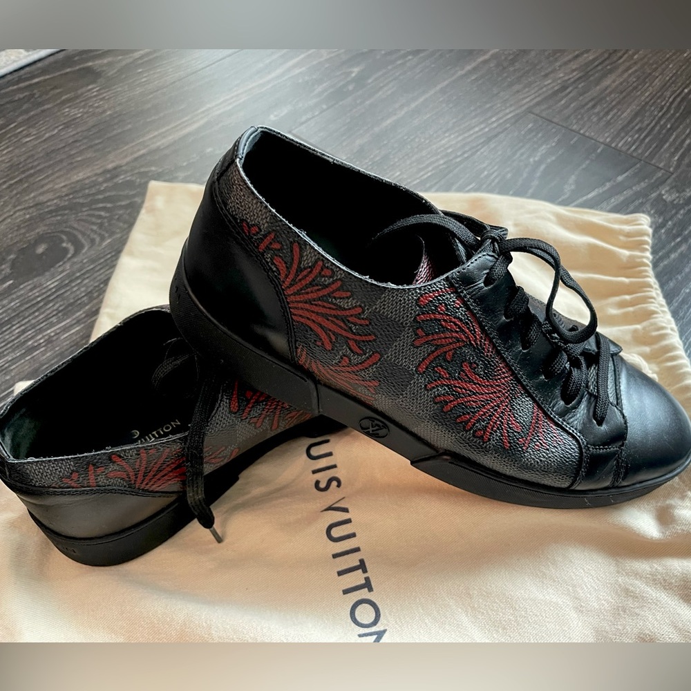 LV FrontRow leather trainers shoes
7US
black with signature LV cubes and red art